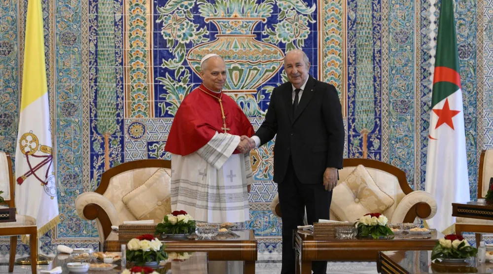الرئيس الجزائري عبد المجيد تبون يستقبل البابا ليو الرابع عشر بعد هبوطه في مطار هواري بومدين الدولي في العاصمة الجزائر... 13 أبريل 2026 (د.ب.أ)