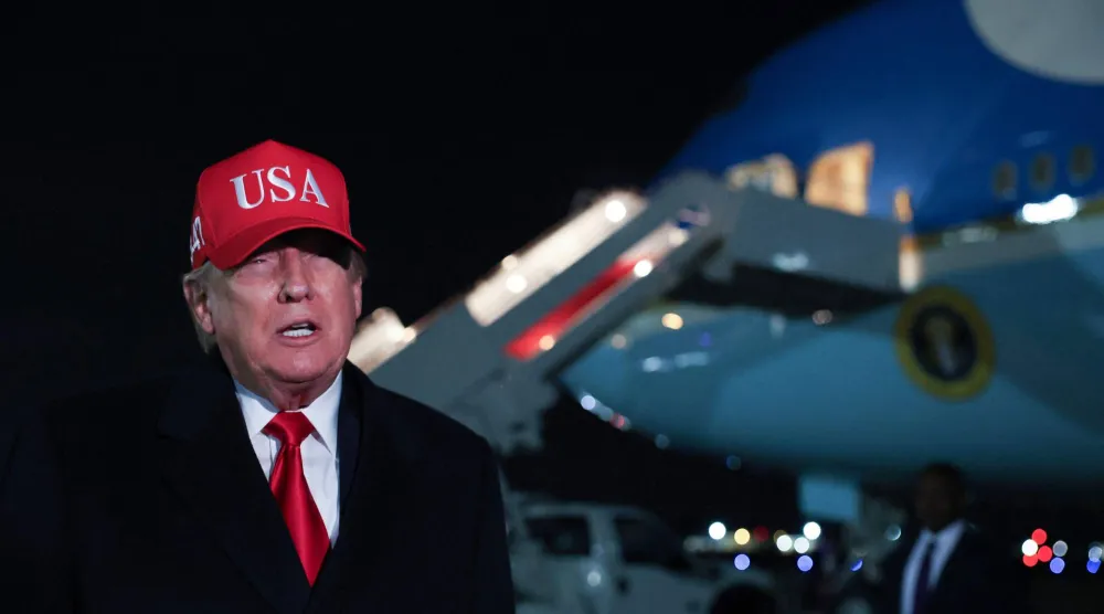 الرئيس الأميركي دونالد ترمب يتحدث إلى وسائل الإعلام بعد نزوله من طائرة الرئاسة في 12 أبريل 2026 في قاعدة أندروز المشتركة بولاية ماريلاند الأميركية (أ.ف.ب)
