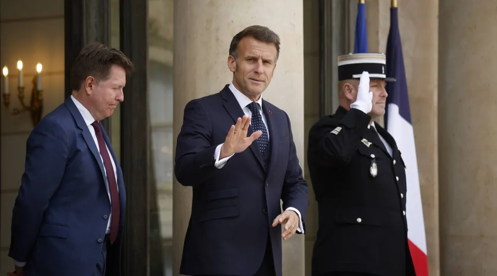 الرئيس الفرنسي إيمانويل ماكرون ينتظر عند مدخل «الإليزيه» وصول رئيس «الاتحاد الأفريقي» محمود علي يوسف الاثنين (إ.ب.أ)