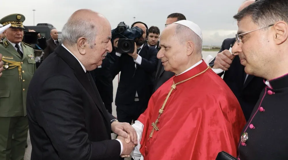 الرئيس الجزائري مستقبلاً بابا الفاتيكان بالمطار (الرئاسة الجزائرية)