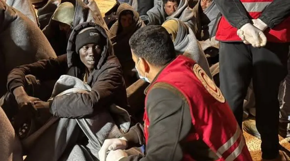 «الهلال الأحمر» الليبي يقدم الدعم لمهاجرين غير نظاميين تم انتشالهم من البحر يوم الاثنين (المكتب الإعلامي للهلال)