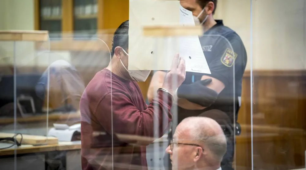 المسؤول السابق في أجهزة الأمن السورية إياد الغريب بمحكمة كوبلنز الألمانية حيث أُدين بجرائم ضد الإنسانية فبراير 2021 (أ.ب)