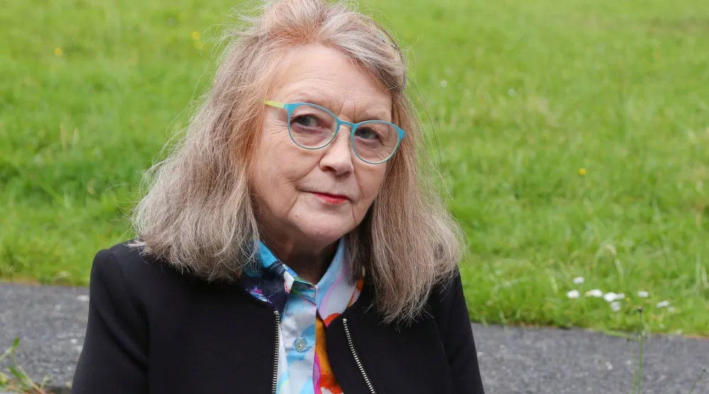 الشاعرة الويلزية مينا إلفين بالعربية