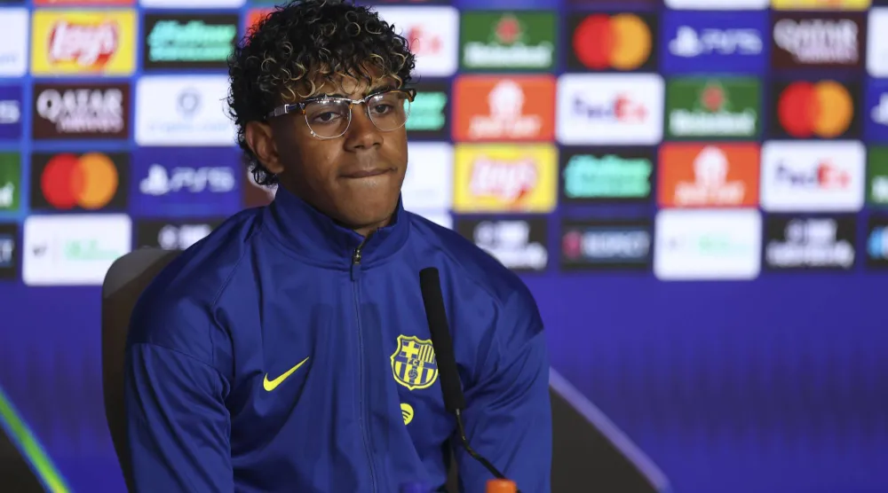 لامين جمال نجم برشلونة الصاعد (إ.ب.أ)