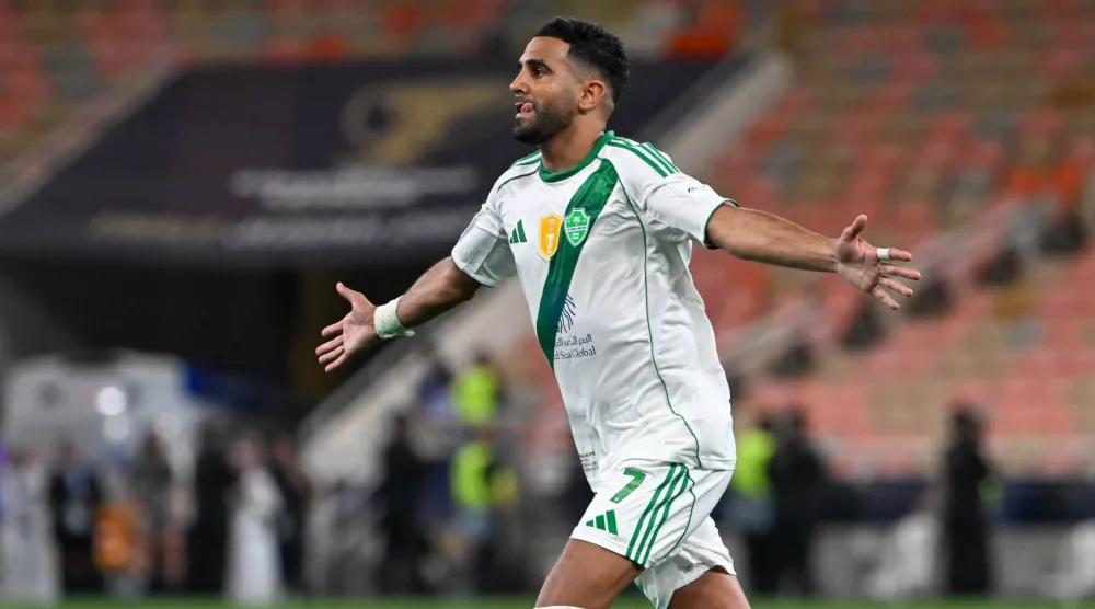 محرز محتفلاً بهدف الفوز القاتل (تصوير: علي خمج)