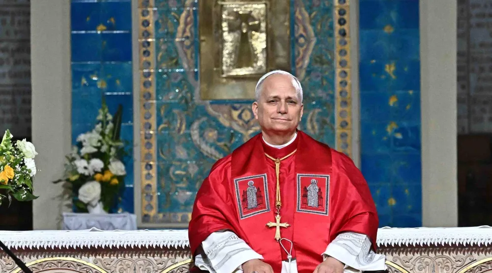 البابا ليو الرابع عشر خلال لقائه مع جزائريين في بازيليكا سيدة أفريقيا بالجزائر 13 أبريل 2026 (إ.ب.أ)