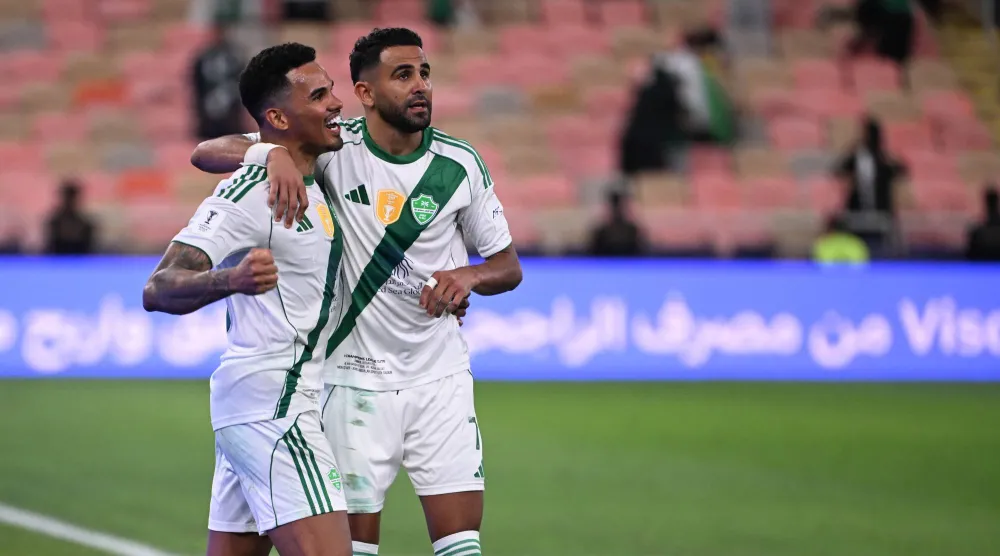 الجزائري رياض محرز لاعب فريق الأهلي يحتفل رفقة غالينو (تصوير: علي خمج)