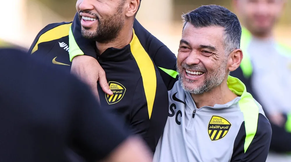 كونسيساو يمازح لاعبه النصيري خلال التدريبات (موقع النادي)