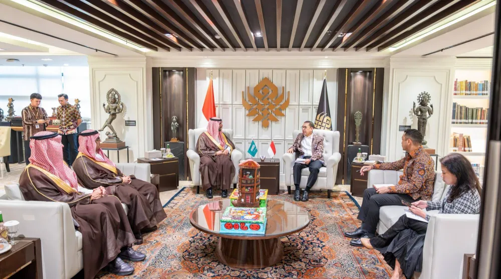 الأمير بدر بن عبد الله بن فرحان لدى لقائه الدكتور فضلي زون في جاكرتا الاثنين (وزارة الثقافة السعودية)