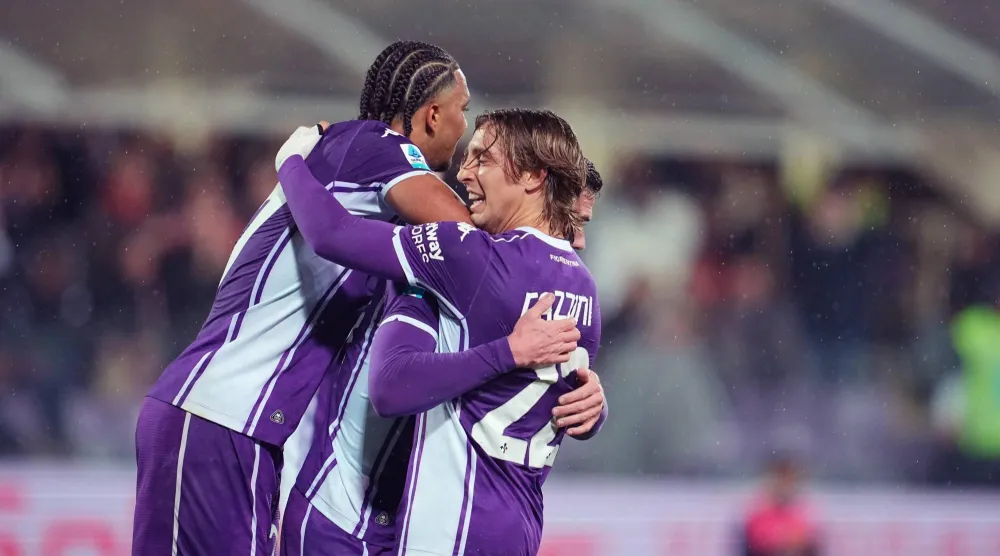 احتفالية لاعبي الفيولا بالفوز على لاتسيو (إ.ب.أ)