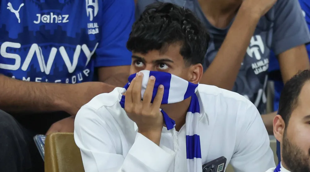 مشجع هلالي حزين بعد نهاية المواجهة (تصوير: محمد المانع)