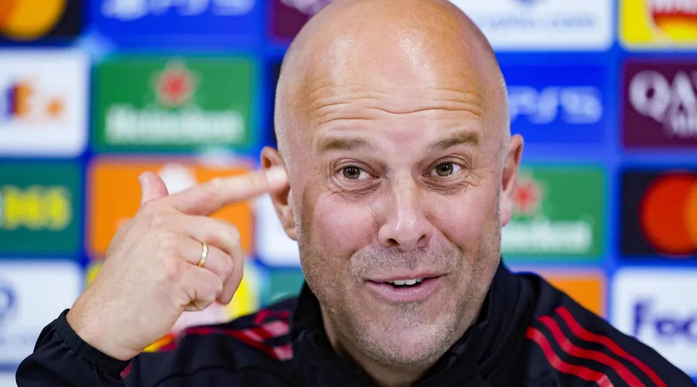 آرني سلوت خلال حديثه للصحافيين (د.ب.أ)