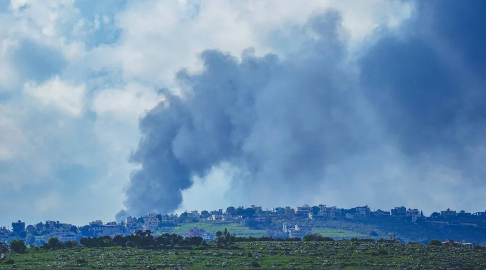 دخان يتصاعد إثر غارة إسرائيلية على بنت جبيل في جنوب لبنان (رويترز)