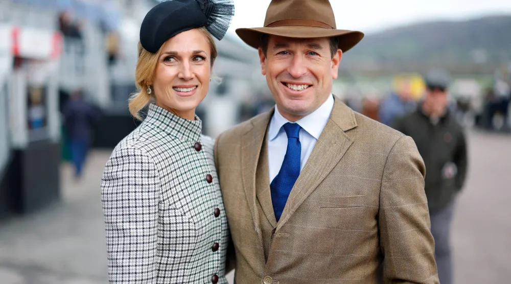 حفيد الملكة إليزابيث بيتر فيليبس وعروسه الممرضة هارييت سبيرلنغ (غيتي)