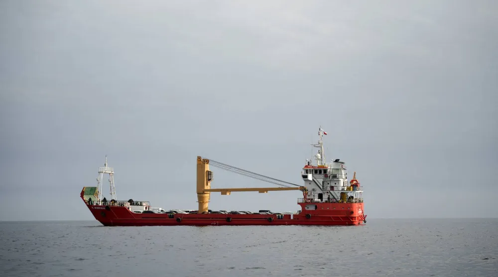 سفينة في مضيق هرمز (رويترز)