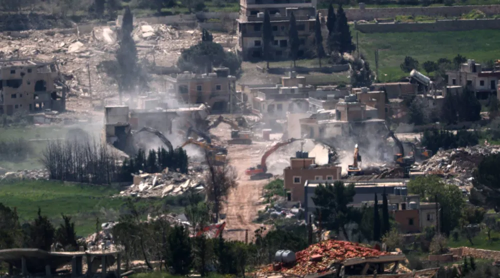 جرافات تابعة للجيش الإسرائيلي تهدم مباني في قرية ميس الجبل جنوب لبنان (إ.ب.أ)