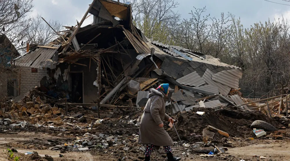 جانب من الدمار جراء هجوم بطائرة مسيّرة أوكرانية على منطقة دونيتسك الخاضعة لسيطرة روسيا في أوكرانيا (رويترز)