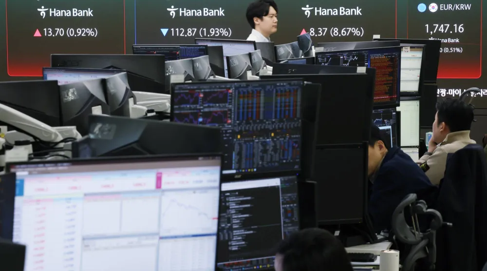 لوحة في غرفة التداول ببنك هانا تظهر ارتفاع سعر صرف الوون مقابل الدولار وأسعار النفط، مع انخفاض مؤشر «كوسبي» (إ.ب.أ)