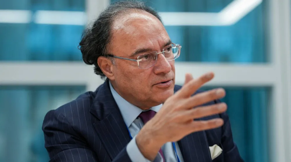 وزير المالية الباكستاني يتحدث خلال مقابلة على هامش اجتماعات صندوق النقد والبنك الدوليين في واشنطن (رويترز)