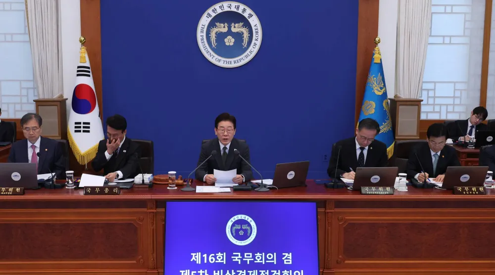 الرئيس الكوري الجنوبي لي جاي ميونغ يحضر اجتماعاً لمجلس الوزراء في القصر الرئاسي بسيول (د.ب.أ)