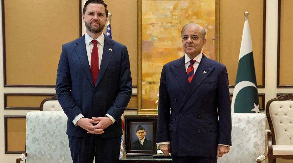 رئيس الوزراء الباكستاني شهباز شريف مستقبلاً نائب الرئيس الأميركي جي دي فانس قبيل اجتماعهما بشأن إيران في إسلام آباد السبت الماضي (أ.ف.ب)