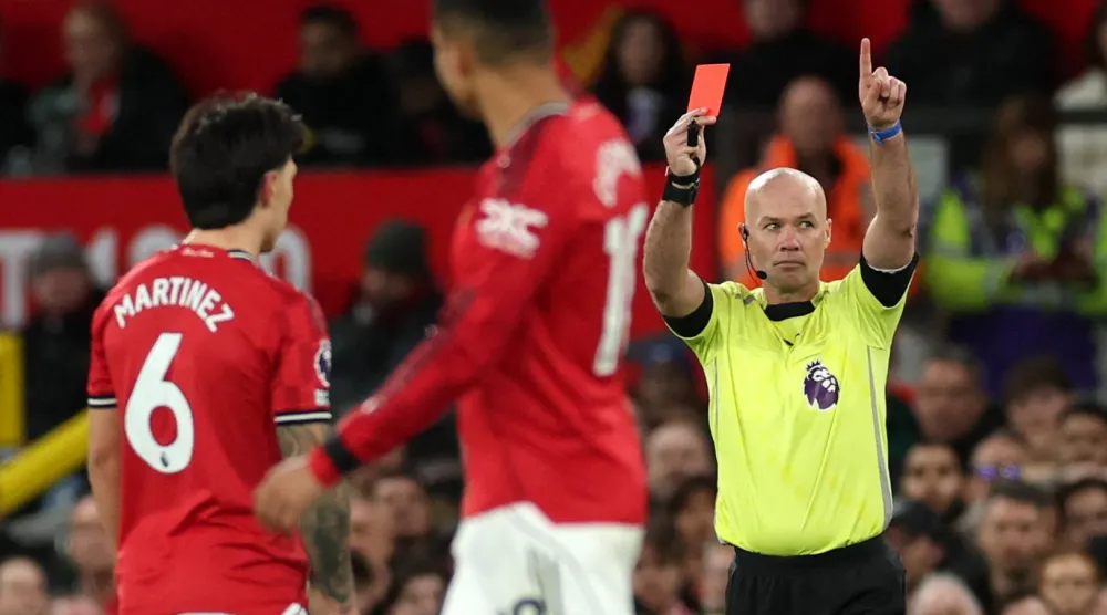 الحكم بول تيرني طرد المدافع الأرجنتيني ليساندرو مارتينيز خلال الخسارة أمام ليدز (رويترز)