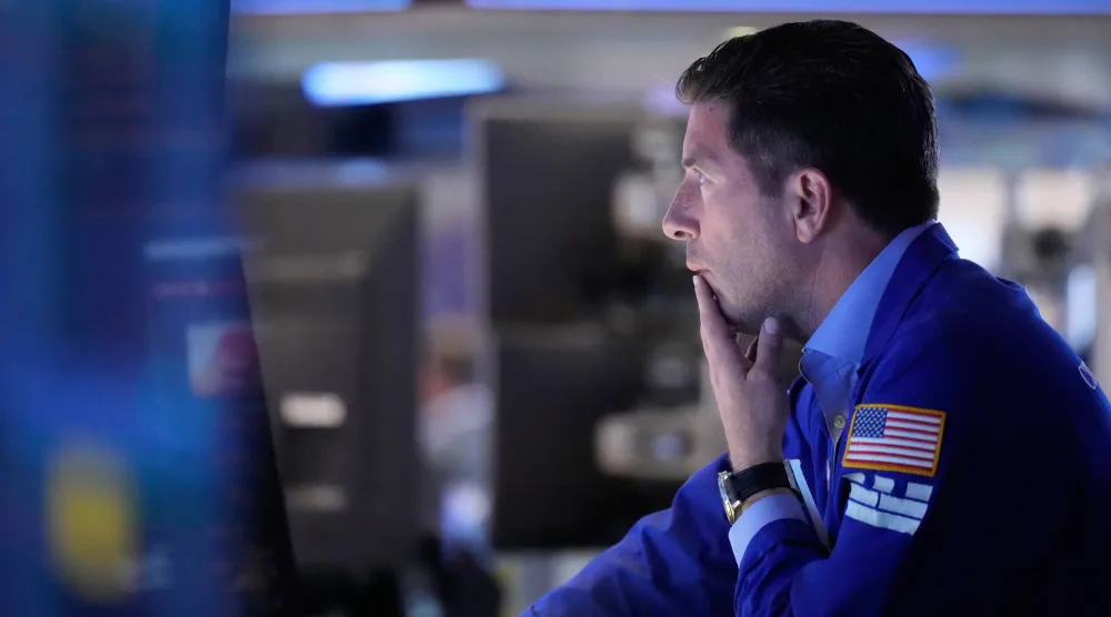 متداول يعمل في بورصة نيويورك (أ.ب)