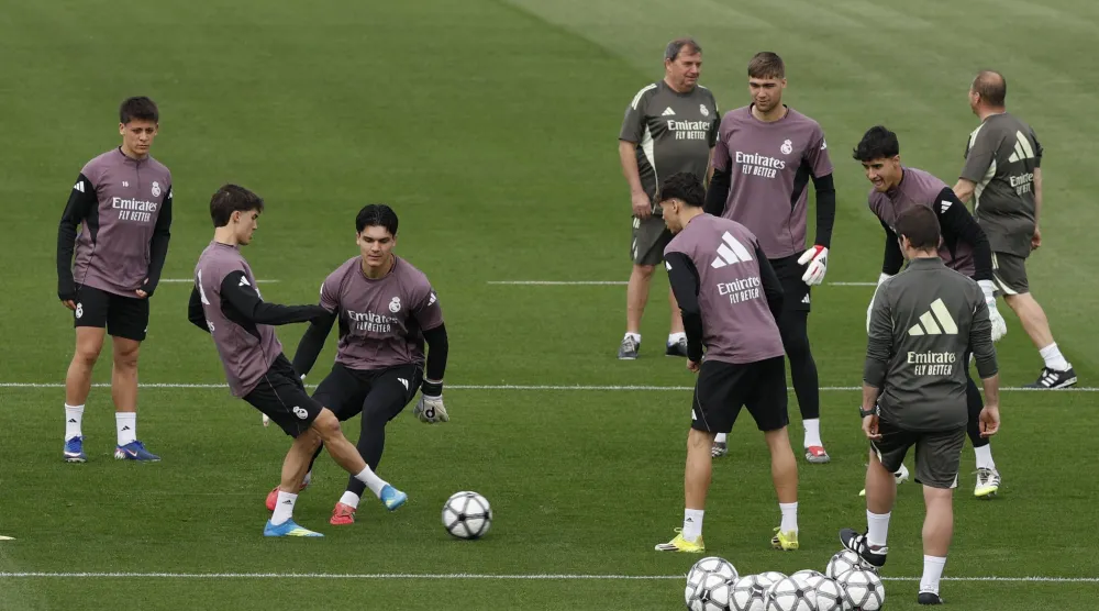 أعلن فريق ريال مدريد قائمة لاعبي فريقه التي ستواجه بايرن ميونيخ (إ.ب.أ)