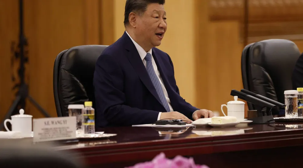 الرئيس الصيني شي جينبينغ يحضر اجتماعا مع رئيس الوزراء الإسباني بيدرو سانشيز في بكين اليوم (إ.ب.أ)