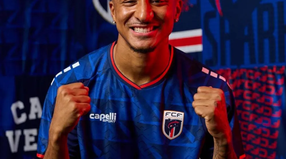 حمل القميصان تفاصيل رمزية مرتبطة بهوية البلاد (حساب الرأس الأخضر في «فيسبوك»)