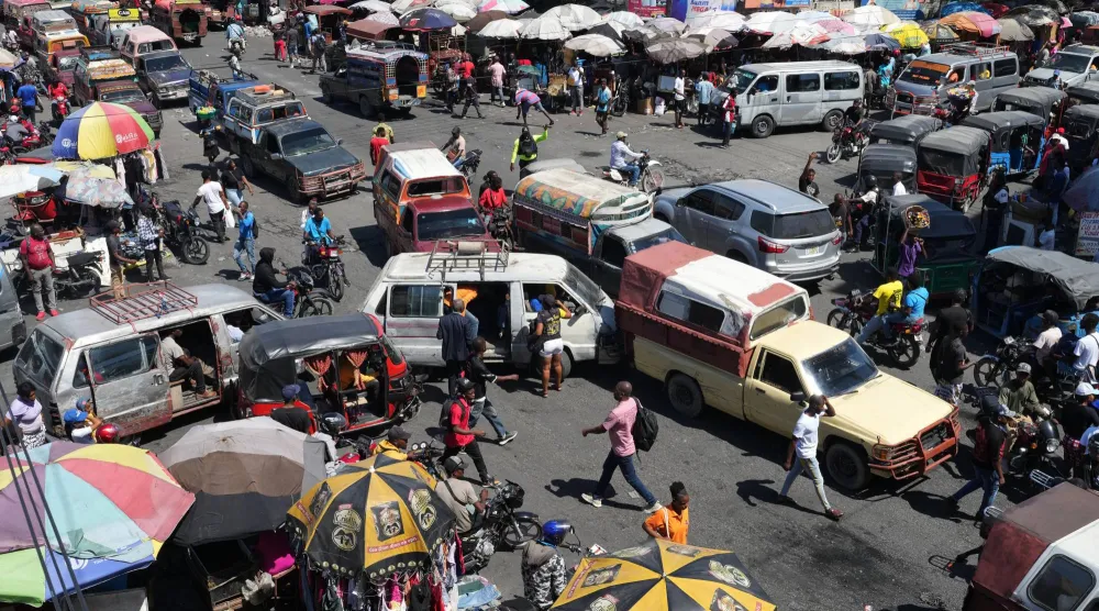 بشارع شديد الازدحام في بيتيون فيل تتحرك كرة بين أقدام 10 مراهقين لتضطر السيارات إلى تغيير مسارها (أ.ب)