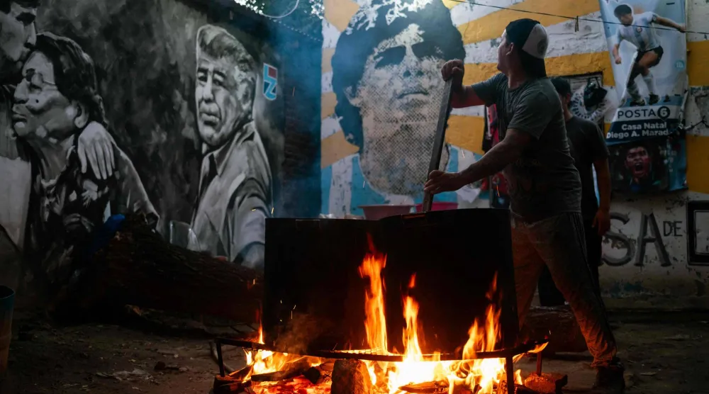 مارادونا كان يروي أن والدته دالما «توتا» كانت تحرم نفسها من الطعام من أجله (أ.ف.ب)