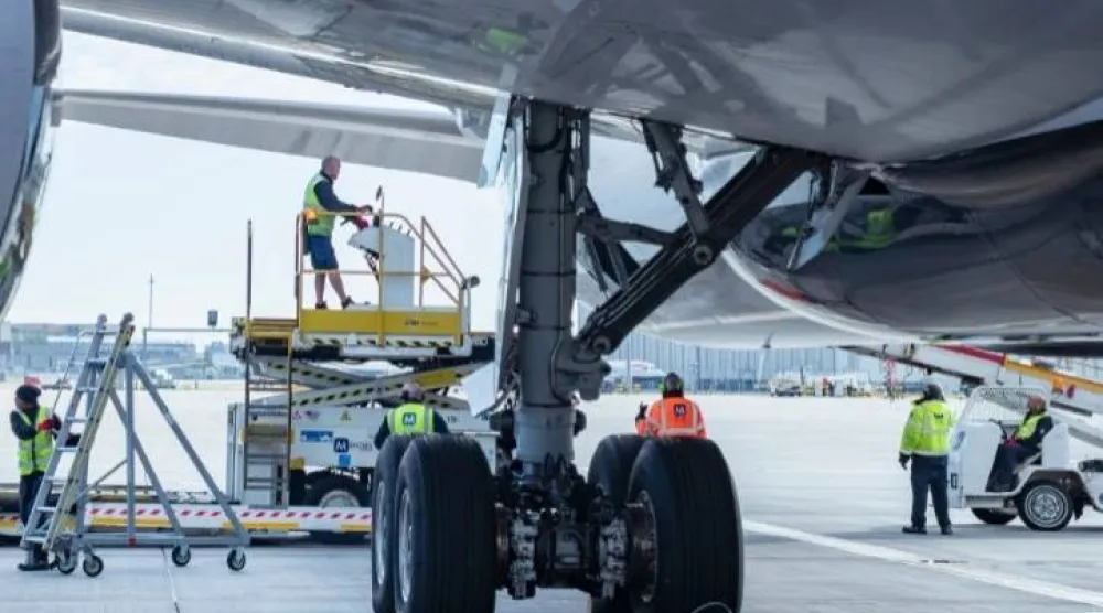 موظفو «مينزيز» في أحد المطارات (الشركة)