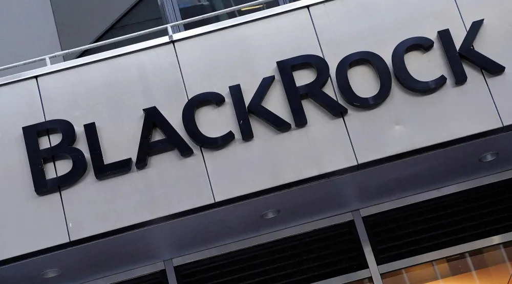 يظهر شعار «بلاك روك» خارج مقرها الرئيسي في حي مانهاتن بمدينة نيويورك (رويترز)