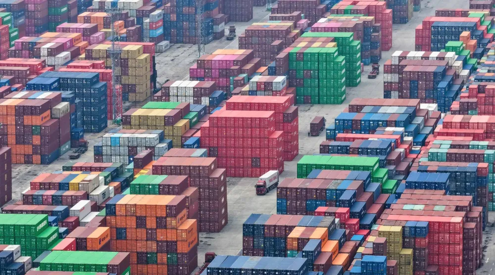 حاويات بضائع معدة للتصدير في ميناء نانجينغ شرق الصين (أ.ف.ب)