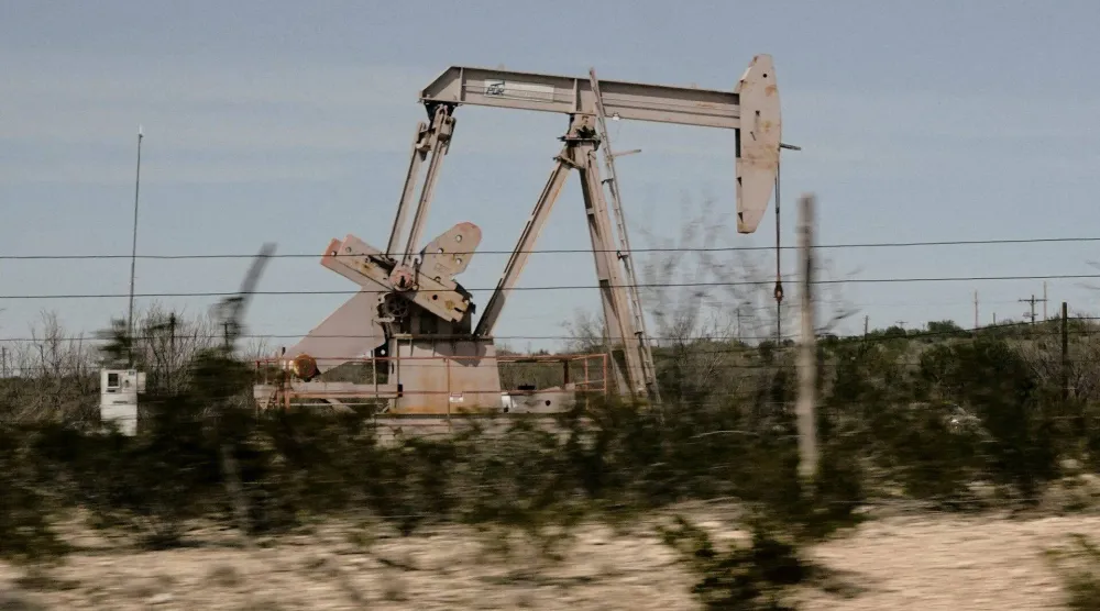 حفارة نفط تعمل في حقل بتكساس (رويترز)