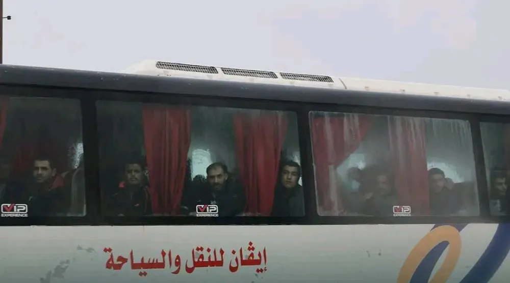 حافلة تحمل معتقلين من سجن جركين بمحيط القامشلي بعد الإفراج عنهم من «قسد» وفق اتفاق 29 يناير (مرصد الحسكة)