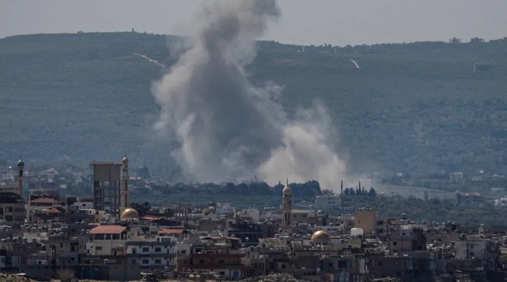 تصاعد الدخان جراء غارات إسرائيلية على جنوب لبنان اليوم (رويترز)