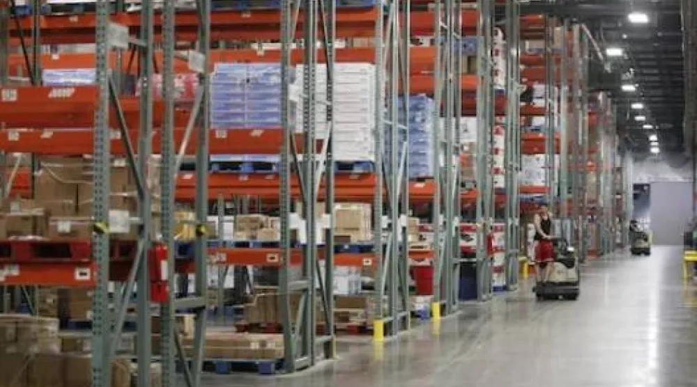 رفوف مكدّسة بالبضائع داخل مركز توزيع تابع لشركة «وول مارت ستورز إنك» في مدينة بينتونفيل بولاية أركنساس (أرشيفية - رويترز)