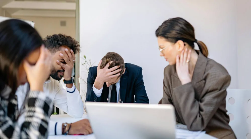 القلق يتحوّل من استجابة طبيعية إلى اضطراب عندما يصبح مستمراً وشديداً (بيكسلز)