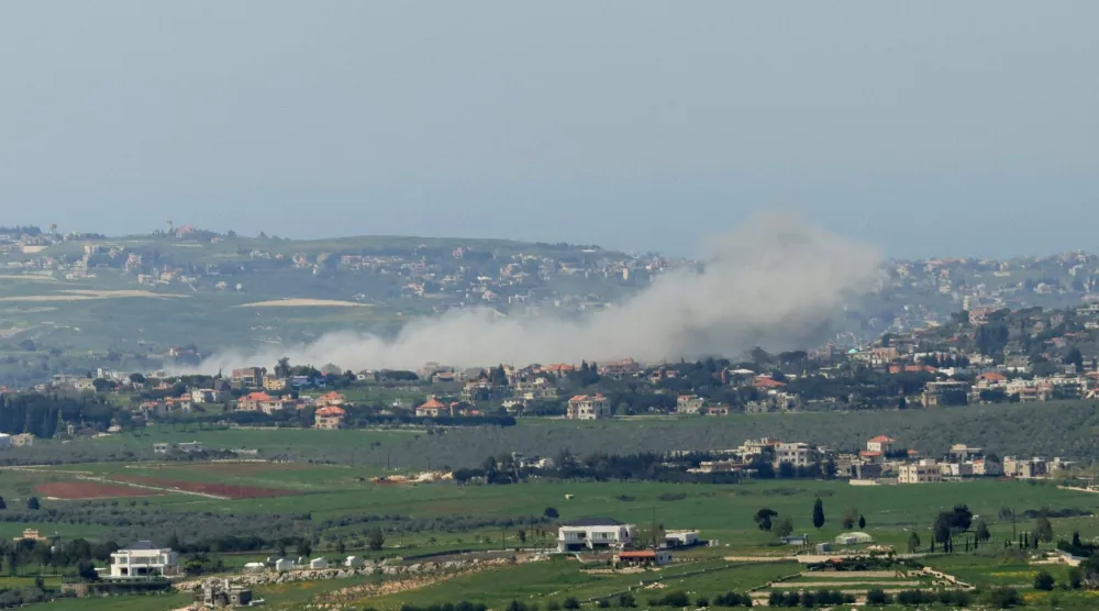 تصاعد الدخان من موقع غارة جوية إسرائيلية استهدفت بلدة زوطر الشرقية في جنوب لبنان (أ.ف.ب)