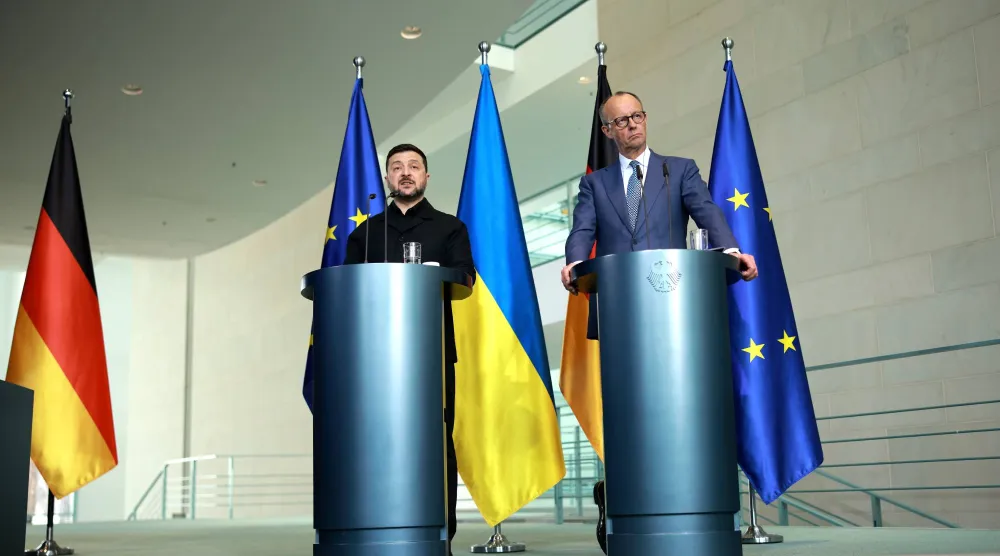المستشار الألماني فريدريتش ميرتس والرئيس الأوكراني فولوديمير زيلينسكي بمؤتمر صحافي مشترك في برلين الثلاثاء (إ.ب.أ)