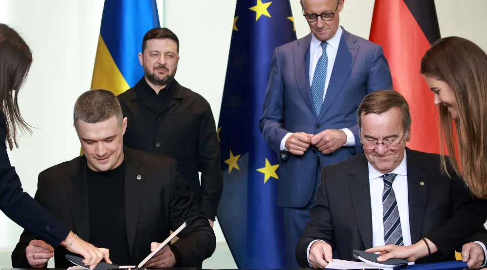 وزير الدفاع الألماني بوريس بيستوريوس (يمين) ونظيره الأوكراني ميخايلو فيدوروف (يسار) يوقِّعان اتفاقيةً ألمانيةً أوكرانيةً للتعاون الدفاعي بحضور المستشار الألماني فريدريش ميرتس والرئيس الأوكراني فولوديمير زيلينسكي... برلين 14 أبريل 2026 (إ.ب.أ)