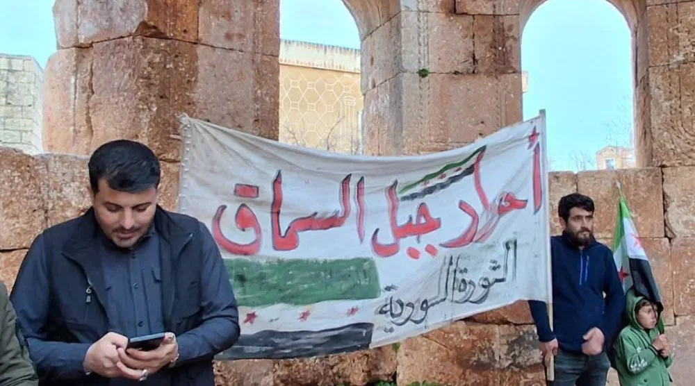 لافتة ترحب بوفد السويداء في جبل السماق (حساب فيسبوك)