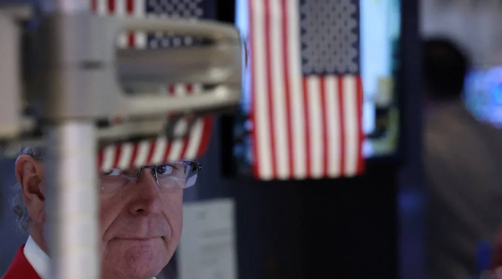 متداول يعمل في بورصة نيويورك (رويترز)