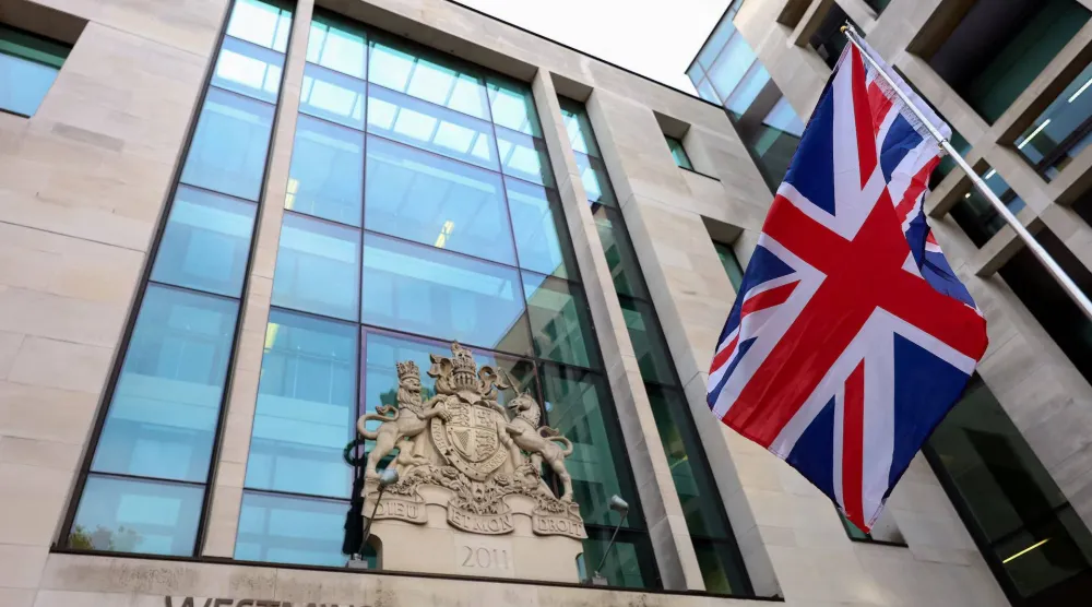 العلم البريطاني خارج إحدى محاكم لندن (رويترز-أرشيفية)