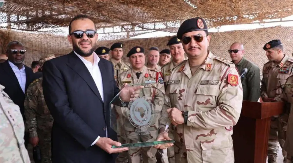 صدام حفتر وعبد السلام الزوبي في سرت قبيل انطلاق تمرين «فلينتلوك» (قناة «ليبيا الحدث» المقربة من «الجيش الوطني»)