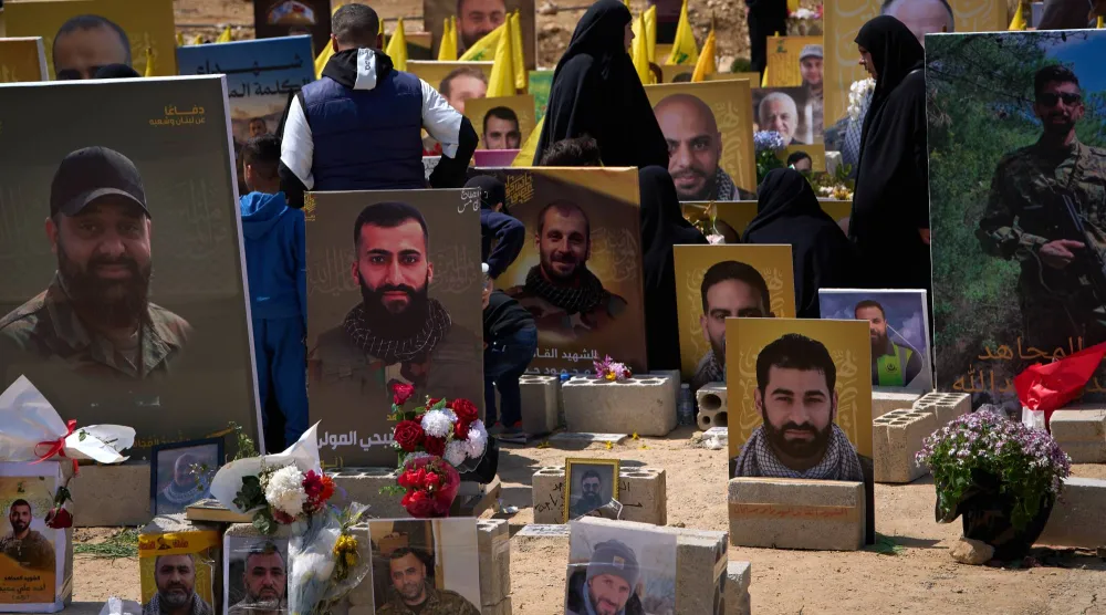 مقبرة جماعية لمقاتلي «حزب الله» في منطقة الشويفات بجبل لبنان (أ.ب)