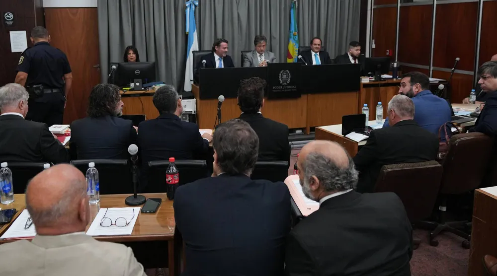 حضور من الجمهور في اليوم الأول من محاكمة الفريق الطبي الذي عالج مارادونا (أ.ب)