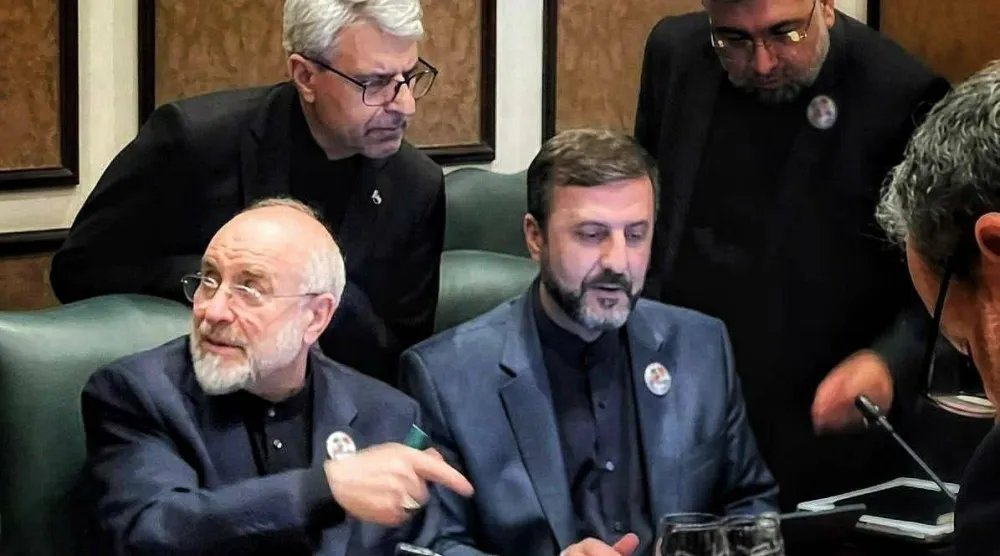 صورة نشرتها الخارجية الإيرانية تظهر رئيس البرلمان محمد باقر قاليباف وإلى جانبه كاظم غريب آبادي نائب وزير الخارجية وخلفهما يقف المتحدث إسماعيل بقائي والنائب أبو الفضل عمويي عضو لجنة الأمن القومي والسياسة الخارجية في البرلمان